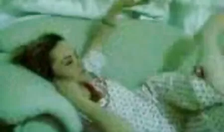دارای موی سرخ پورن داستانی کوچک می شود پس از تغییر خود را بیش از